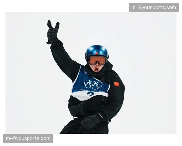 领奖台上，乌克兰选手将金牌贴在胸前，背景是屏幕显示的国旗