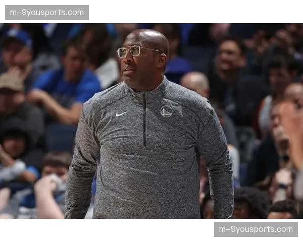 镜头捕捉:暂停期间,国王主帅布朗在白板上紧急绘制区域防守落位图 镜头捕捉:暂停期间,国王主帅布朗在白板上紧急绘制区域防守落位图