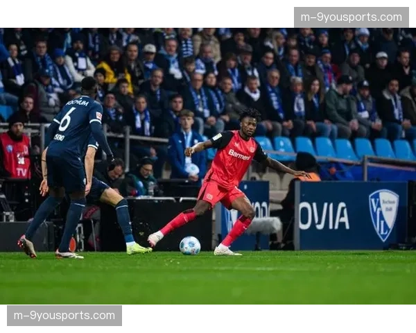 特写镜头:勒沃库森后卫塔普索巴完成关键拦截后,振臂鼓舞全队压上 特写镜头:勒沃库森后卫塔普索巴完成关键拦截后,振臂鼓舞全队压上